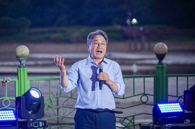 강기정 광주광역시장이 지난 21일 오후 서구 풍암호수 야외무대에서 열린 '명품 호수공원 조성 및 국가도시공원 비전 선포식'에 참석해 인사말을 하고 있다./광주광역시 제공