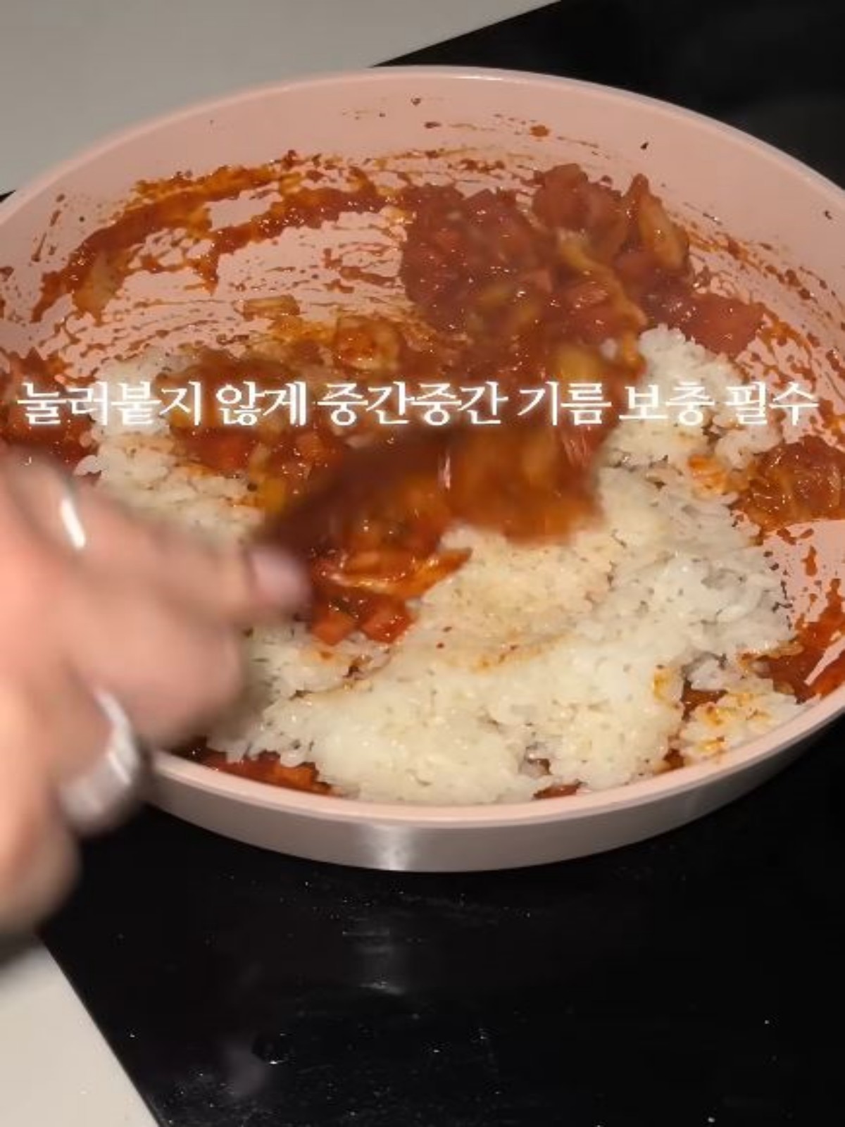 '크림김치볶음밥'을 만드는 유튜버 '박홍_Bakkong'의 모습. / 유튜브 '박홍_Bakkong'