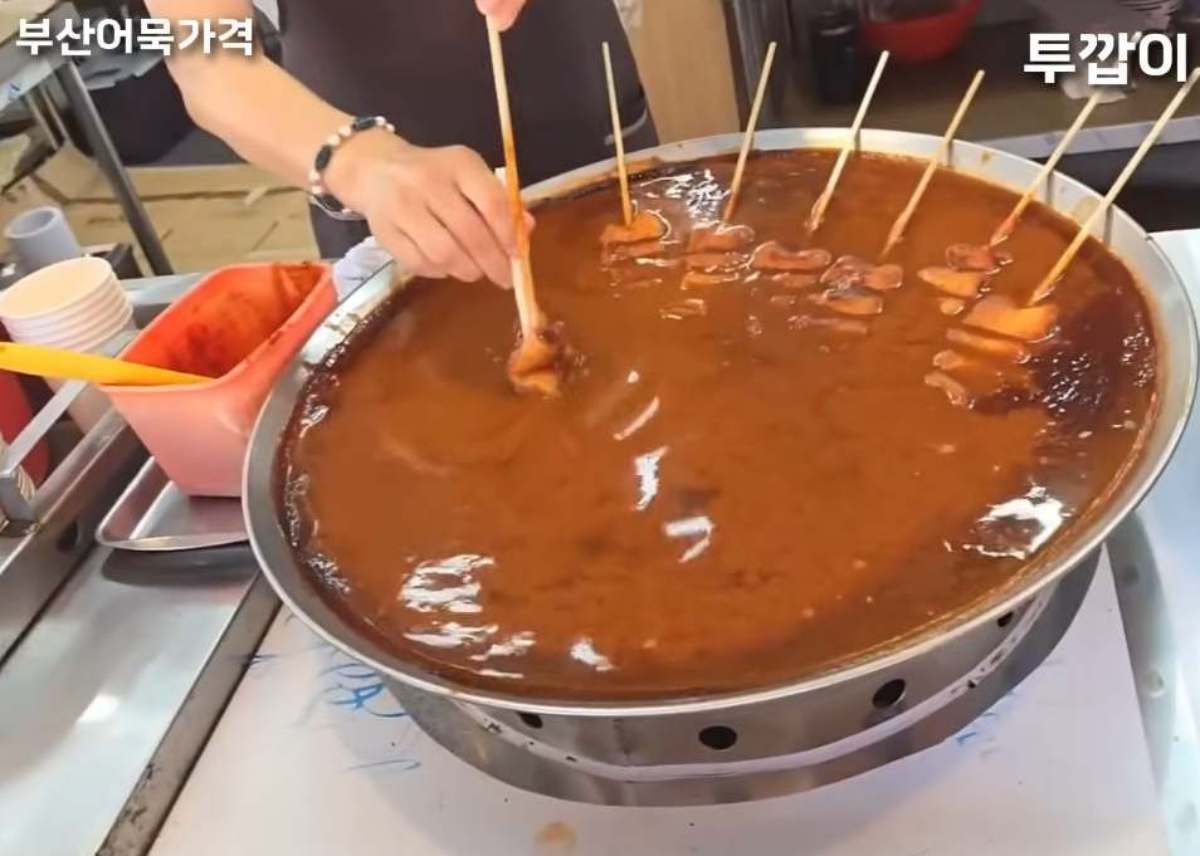 매운 어묵 1개에 3000원 가격으로 팔리고 있는 부산 어느 관광지. / 유튜브 '투깝이'