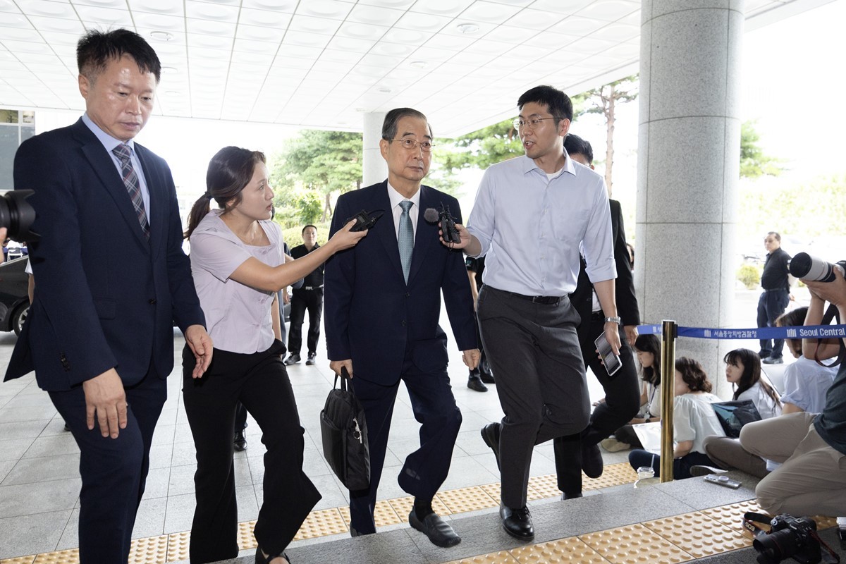 한덕수 전 국무총리가 22일 오전 12·3 비상계엄 사태에 가담·방조한 혐의로 피의자 조사를 받기 위해 서울 서초구 서울고등검찰청에 마련된 내란특별검사팀 사무실에 출석하고 있다. / 뉴스1