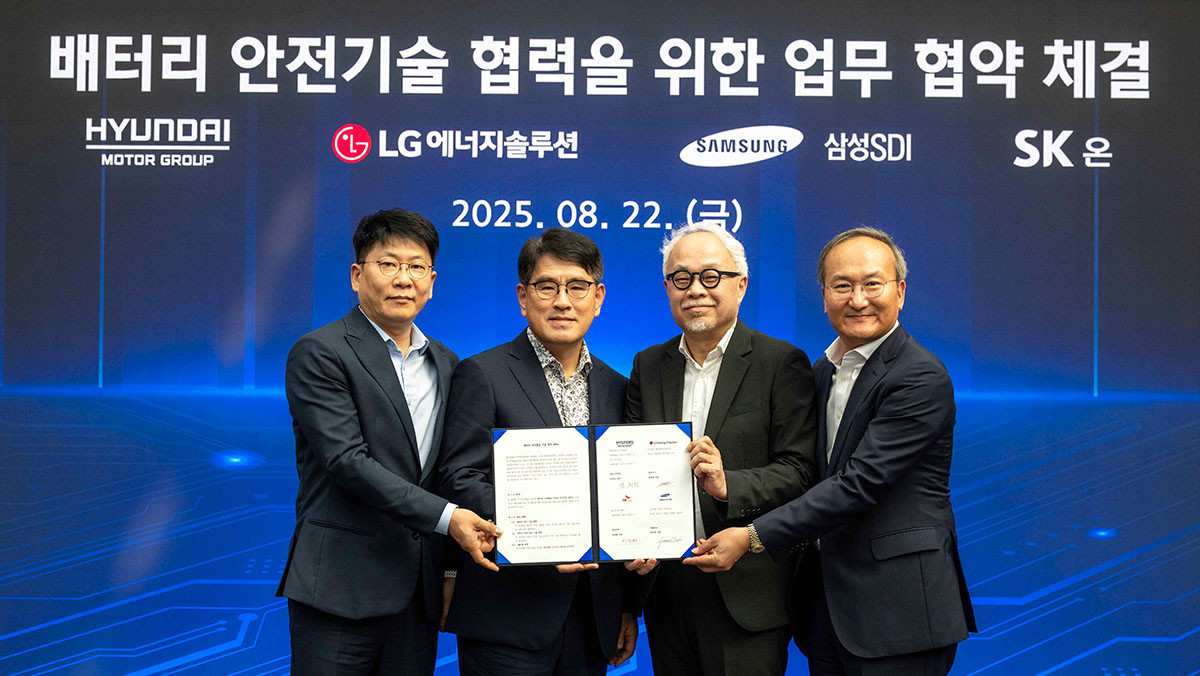 22일 남양연구소에서 열린 '배터리 안전기술 협력을 위한 업무 협약 체결식'. 왼쪽부터 김동명 LG에너지솔루션 사장, 양희원 현대차·기아 R&D본부장 사장, 최주선 삼성SDI 사장, 이석희 SK온 사장. / 현대자동차그룹