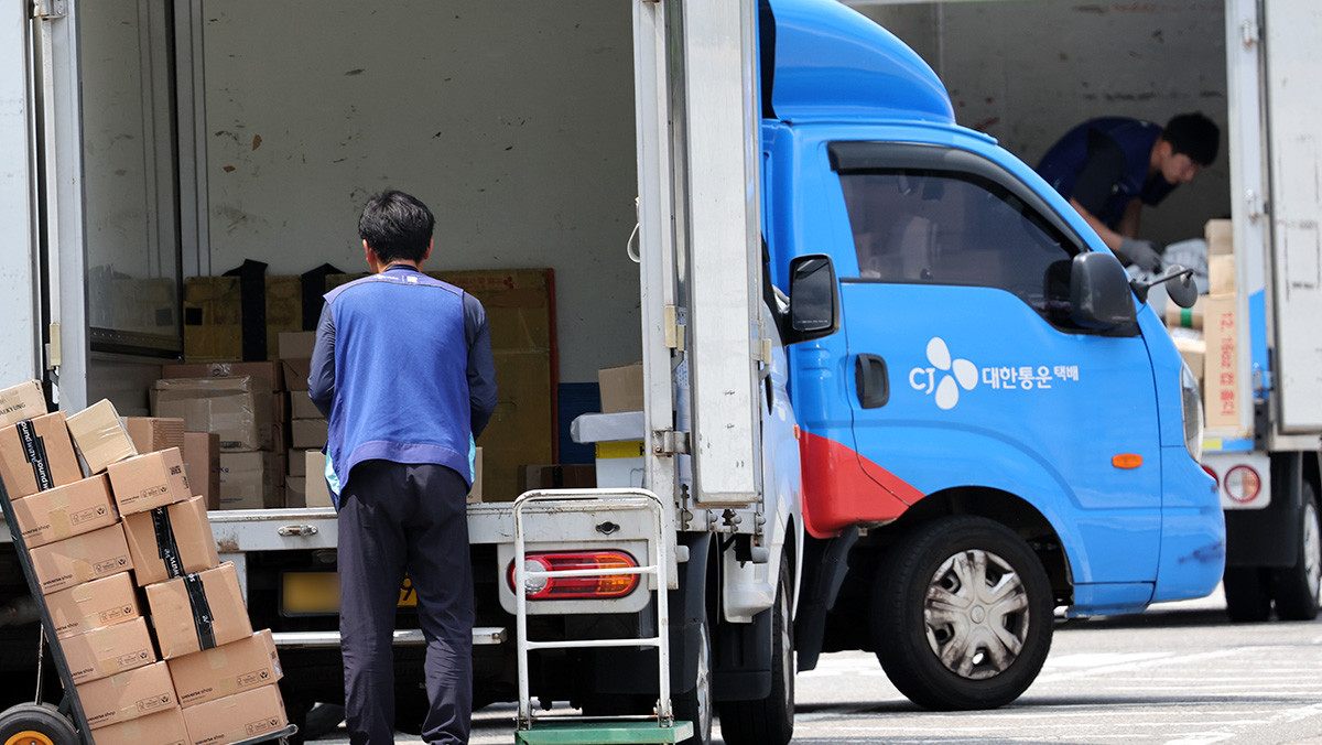 주차 단속을 하기 위해 번호판을 가린 택배 기사가 벌금형을 받기도 했다. 기사와 관련 없는 사진. / 뉴스1