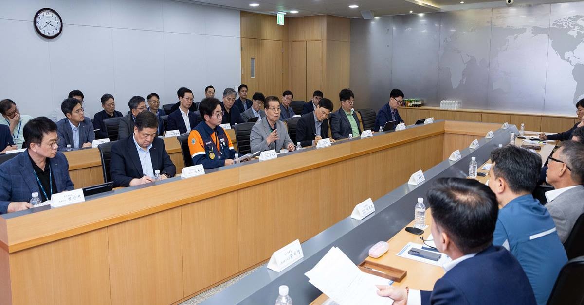 장인화 회장이 22일 포스코센터에서 열린 '그룹 안전 특별점검회의'에서 참석자들과 안전 혁신 방안에 대해 논의하고 있다./포스코