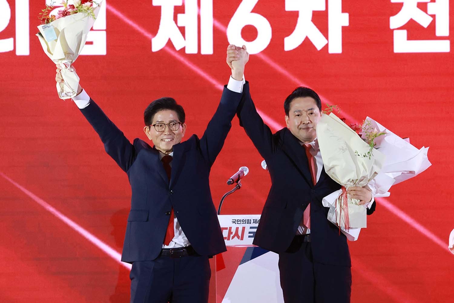 국민의힘 김문수, 장동혁 당대표 후보가 22일 충북 청주오스코에서 열린 국민의힘 제6차 전당대회에서 최후 2인 선출 후 인사하고 있다. / 뉴스1
