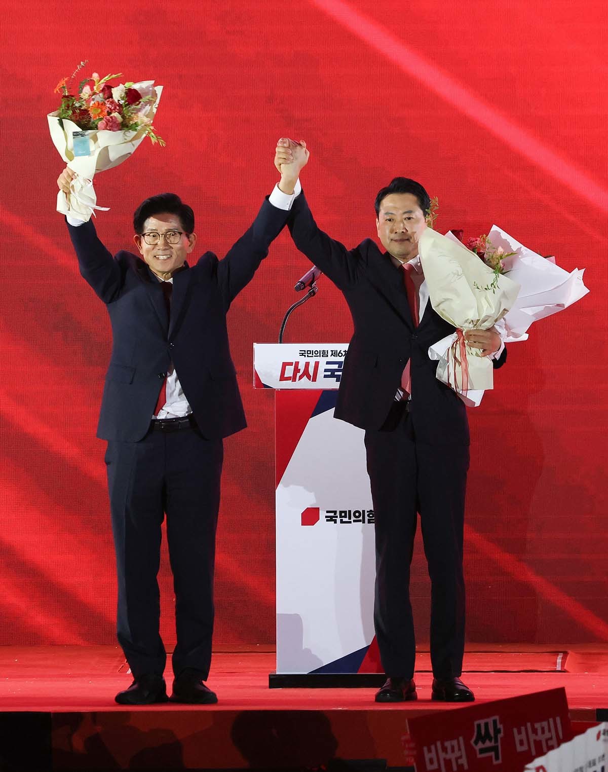 22일 충북 청주시 청주오스코에서 열린 국민의힘 제6차 전당대회에서 당대표 결선투표에 오른 김문수·장동혁 후보가 당원들에게 인사하고 있다. / 뉴스1
