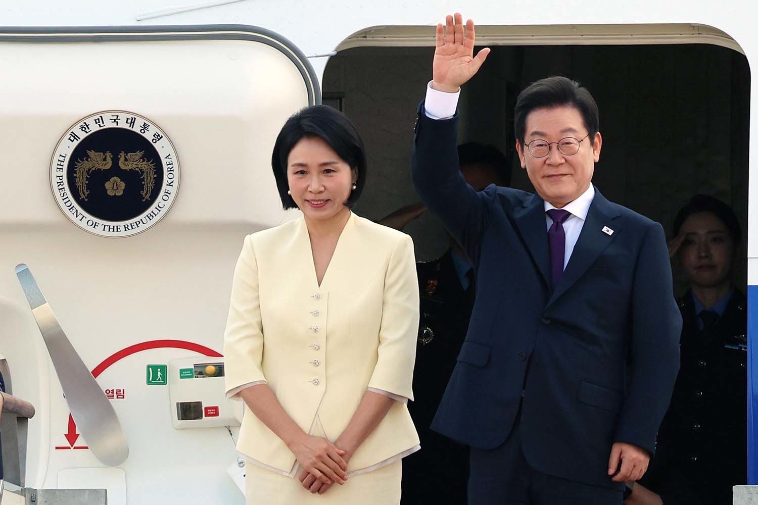 이재명 대통령과 부인 김혜경 여사가 일본·미국 정상과 순차 정상회담 참석을 위해 23일 오전 경기도 성남 서울공항을 통해 출국하며 인사를 하고 있다. / 뉴스1
