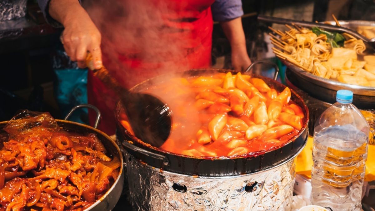 길거리에서 파는 떡볶이 자료사진 / VTT Studio-shutterstock.com