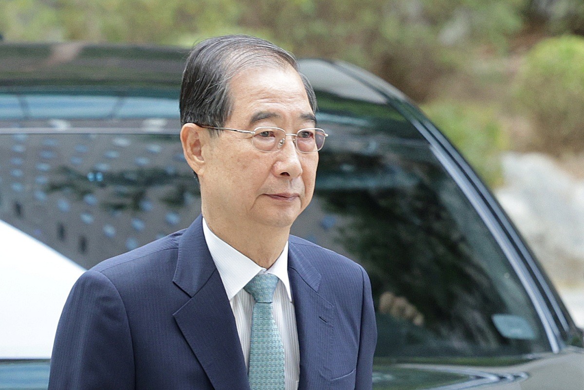 한덕수 전 국무총리가 22일 오전 12·3 비상계엄 사태에 가담·방조한 혐의로 피의자 조사를 받기 위해 서울 서초구 서울고등검찰청에 마련된 내란특별검사팀 사무실에 출석하고 있다. / 뉴스1