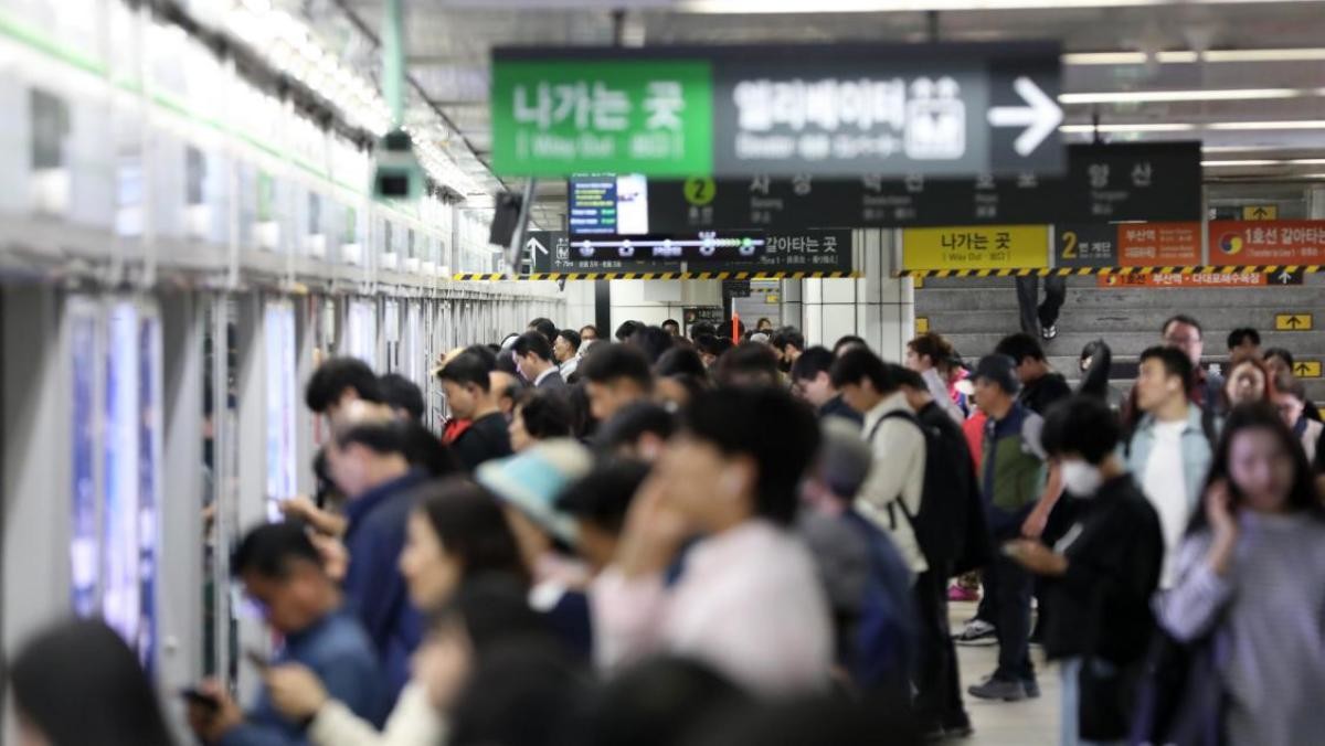 부산 부산진구 도시철도 환승역인 서면역이 출근길 시민들로 붐비고 있다. / 뉴스1