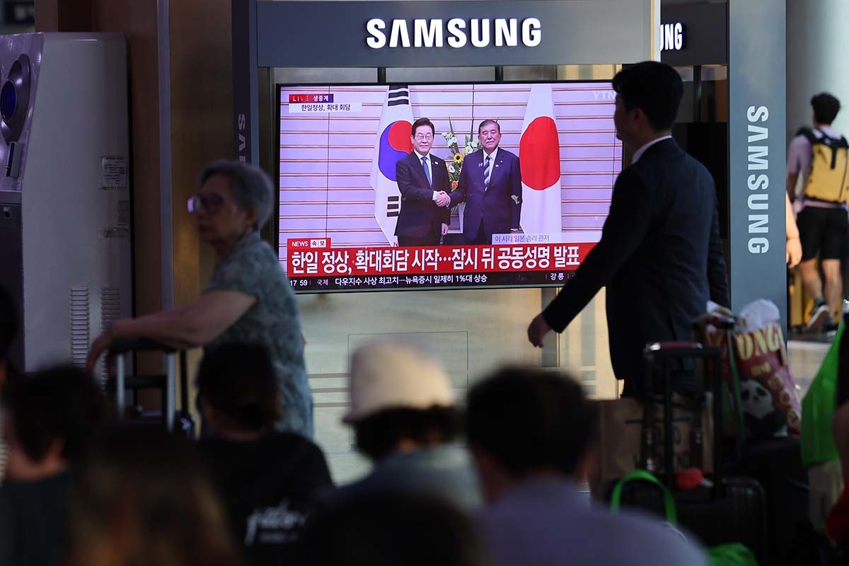 23일 오후 서울역 대합실에서 시민들이 이재명 대통령과 이시바 시게루 일본 총리의 한·일 정상회담을 시청하고 있다. / 뉴스1
