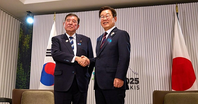 사진은 지난 6월 이재명 대통령이 캐나다 앨버타주 캐내내스키스 주요 7개국(G7) 정상회의장에서 이시바 시게루 일본 총리와 한·일 정상회담을 하던 모습 / 뉴스1