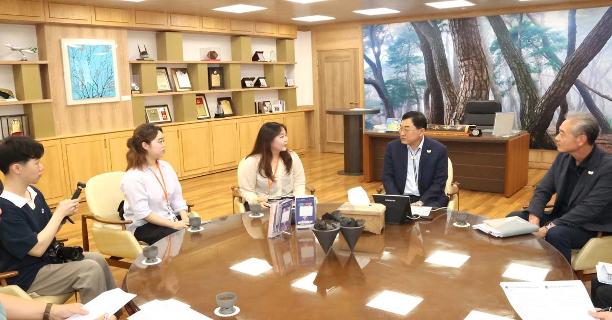 주낙영 경주시장이 동국대 WISE 캠퍼스 학보사 기자들과 청사 대외협력실에서 지역 대학 현안을 주제로 인터뷰를 진행하고 있다./경주시