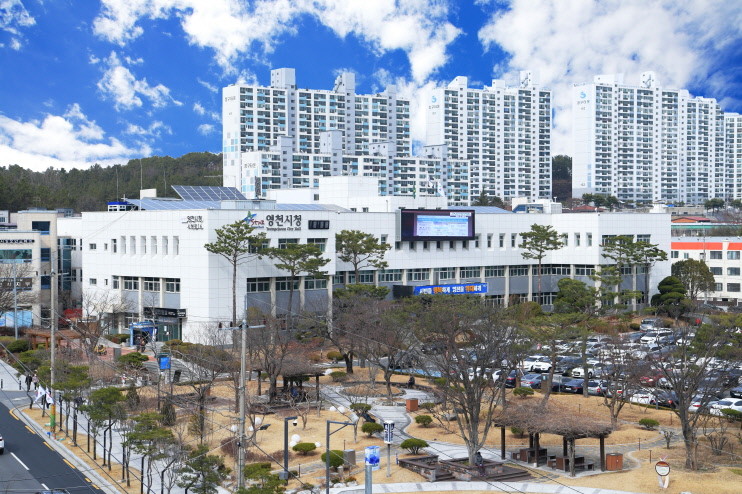 영천시가 통계청이 발표한 ‘2025년 상반기 지역별 고용조사’에서 고용률 68.3%를 기록하며 도내 시부 1위, 전국 시부 4위를 달성했다. 사진은 영천시청 전경 / 영천시 제공