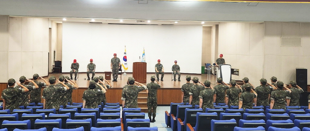 영진전문대학교 제11기 공군 부사관학군단 예비후보생이 하계 입영훈련을 성공적으로 마치고 수료식에 참석하고 있다. / 영진전문대 제공