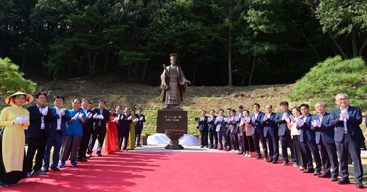 베트남 왕조의 시조인 리태조의 동상 제막식/봉화군