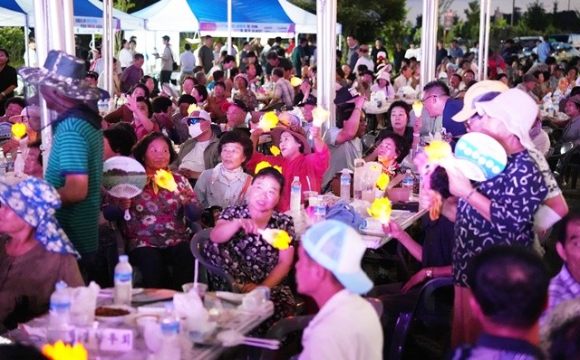 지난 20일 제2회 우습제 음악회에 참석한 주민들이 공연을 즐기고 있다