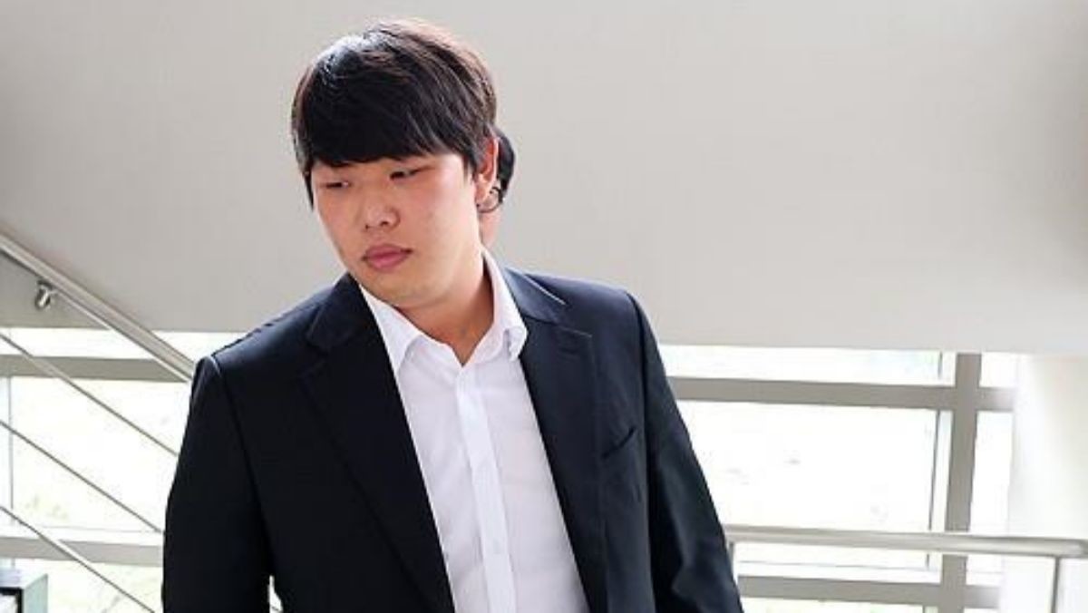 미성년자 성착취물을 제작한 혐의로 재판에 넘겨진 전 롯데자이언츠 투수 서준원이 13일 오후 부산지방법원에서 열린 선고공판에 참석한 뒤 법원을 나서고 있다. 서준원은 징역 3년에 집행유예 5년을 선고받았다. / 연합뉴스