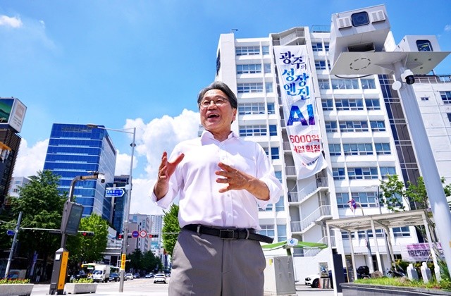 강기정 광주광역시장은 인공지능(AI) 2단계 사업 예타면제가 최종확정된 22일 5·18민주광장에서 AI사업 비전을 설명하고 있다. 이날 전일빌딩245에는 AI 예타면제를 축하하는 현수막이 내걸렸다. /광주광역시 제공