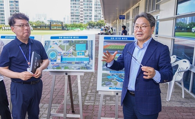 강기정 광주광역시장이 지난 20일 오전 2025 광주 세계양궁선수권대회를 앞두고 남구 광주국제양궁장을 찾아 성공개최를 위한 최종 시설점검을 하고 있다./광주광역시 제공