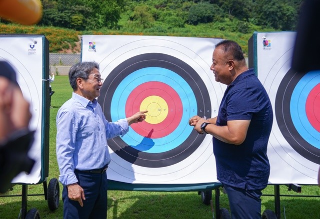 강기정 광주광역시장이 지난 20일 오전 2025 광주 세계양궁선수권대회를 앞두고 남구 광주국제양궁장을 찾아 성공개최를 위한 최종 시설점검을 하며 양궁 과녁판을 살펴보고 있다./광주광역시 제공