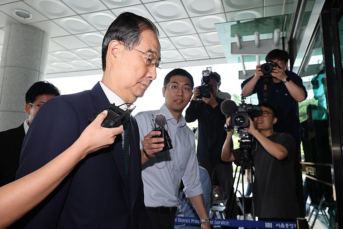 한덕수 전 국무총리가 지난 22일 오전 12·3 비상계엄 사태에 가담·방조한 혐의로 피의자 조사를 받기 위해 서울 서초구 서울고등검찰청에 마련된 내란특별검사팀 사무실에 출석하고 있다 / 뉴스1