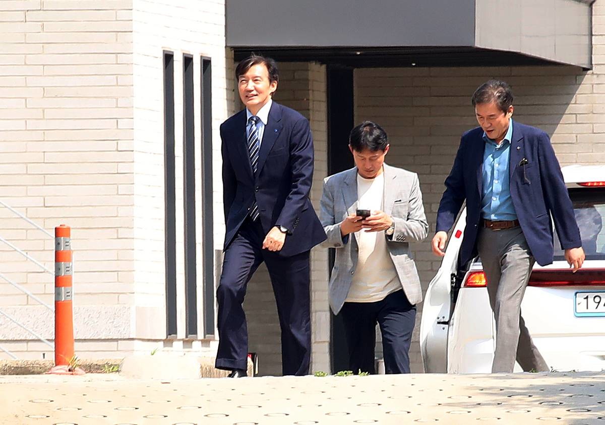 조국 조국혁신당 혁신정책연구원장이 24일 오후 경남 양산시 하북면 평산마을 문재인 전 대통령 사저로 이동하고 있다 / 뉴스1