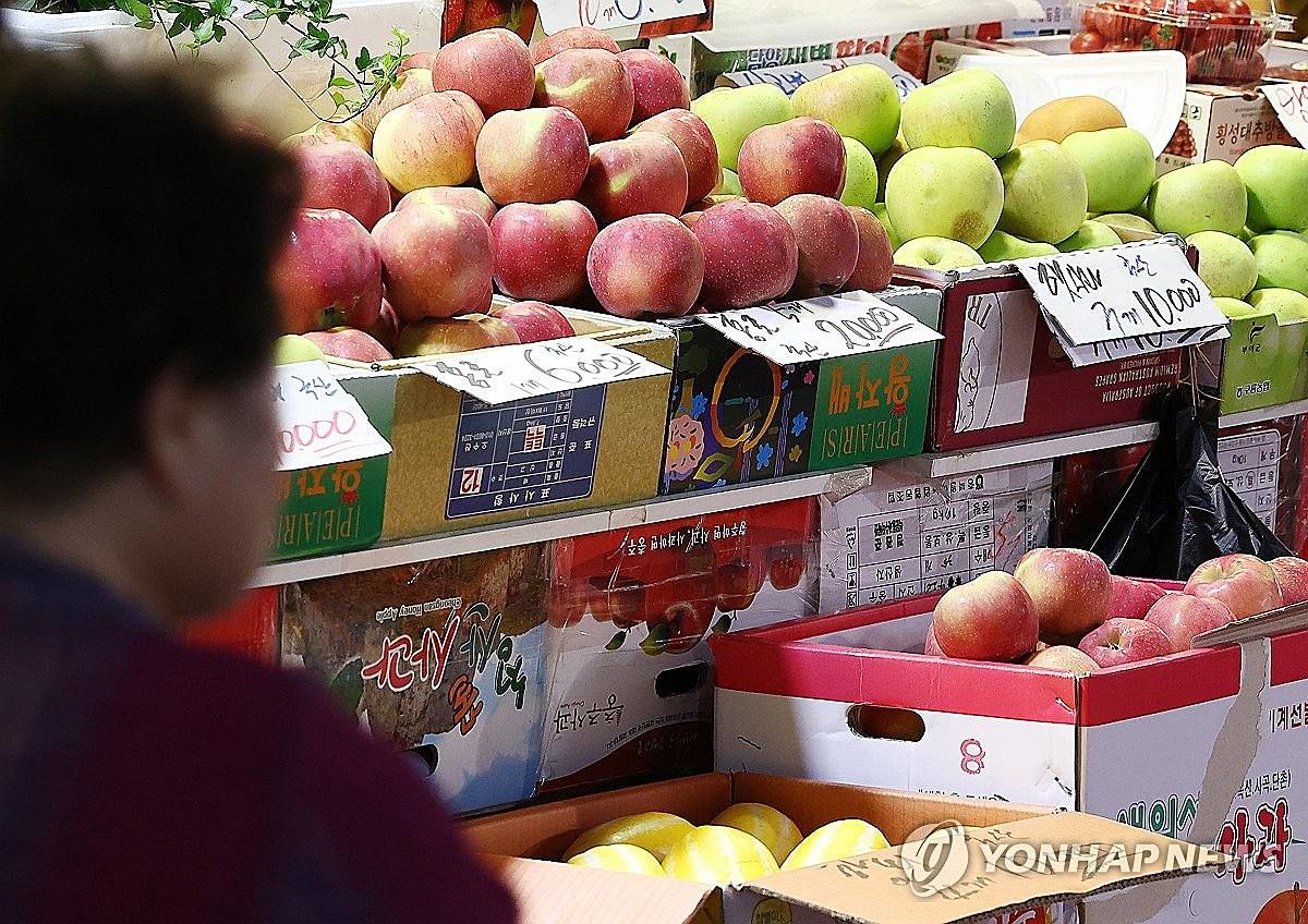 지난 21일 서울 시내 한 전통시장에 사과가 진열돼 있다 / 연합뉴스