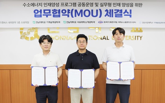 전남대와 한국기계연구원, 경상국립대, 경북대가 수소에너지 인재육성을 위한 업무협약을 잇따라 체결했다. 사진은 19일 전남대 여수캠퍼스에서 열린 전남대 기계설계공학과, 석유화학소재공학과와 한국기계연구원 간 업무협약 체결 모습. 왼쪽부터 전남대 기계설계공학과 김상훈 학과장, 한국기계연구원 유화롱 박사, 전남대 석유화학소재공학과 최원호 학과장.