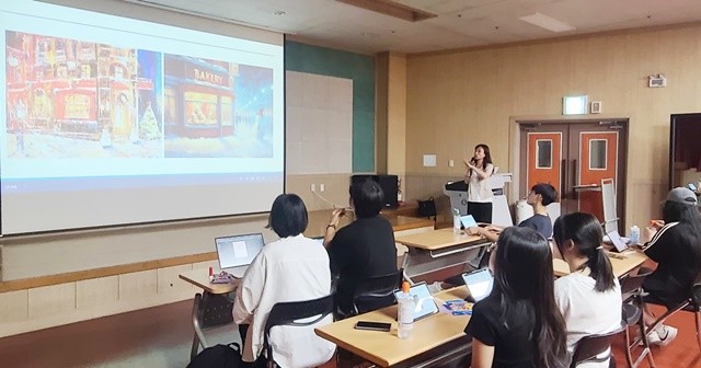 청소년들이 순천시 청소년수련관에서 ‘디지털 스토리 메이커’ 프로그램에 참여해 AI 도구 활용법을 배우고 있다.