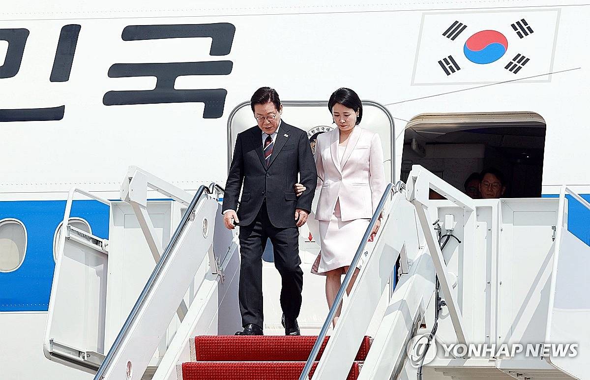 이재명 대통령과 김혜경 여사가 24일(현지시간) 미국 워싱턴DC 인근 앤드루스 합동기지에 도착해 공군 1호기에서 내리고 있다 / 연합뉴스