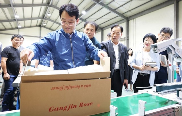 강진원 강진군수와 땅심화훼법인 회원들이 ‘제함기’ 시연에 참석했다.