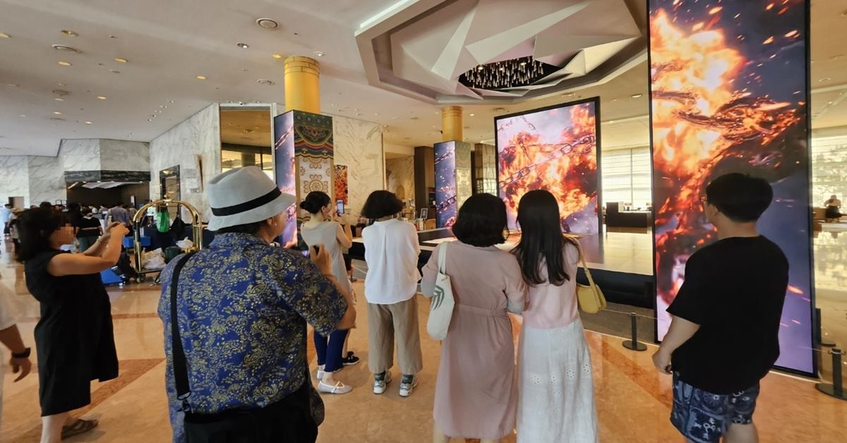 경상북도는 24일 AI, 첨단 미디어, 스틸아트 기법으로 하나의 공간에서 자연스러운 연출을 통해 천년고도 경주의 문화유산을 구현한 특별전시 ‘빛으로 피어나는 신라’를 선보였다./경북도