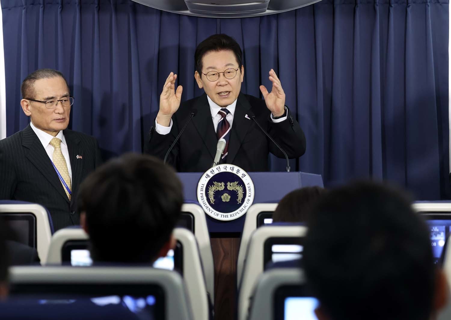 이재명 대통령이 24일(현지시간) 일본 도쿄 하네다공항 이륙 뒤 미국 워싱턴DC로 향하는 공군 1호기 기내에서 기자간담회를 하고 있다. / 연합뉴스