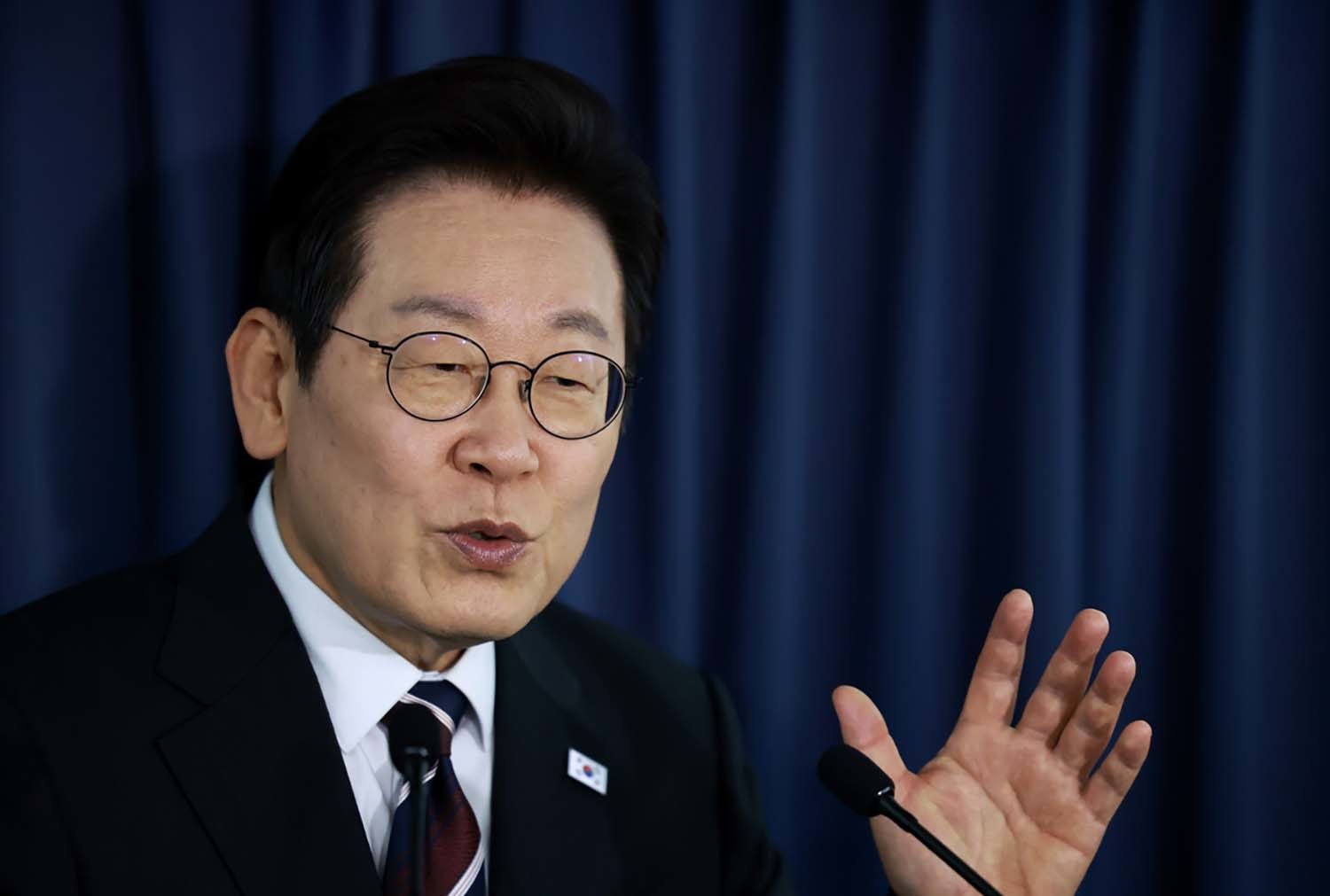 이재명 대통령이 24일(현지시간) 일본 도쿄 하네다공항 이륙 뒤 미국 워싱턴DC로 향하는 공군 1호기 기내에서 기자간담회를 하고 있다. / 연합뉴스
