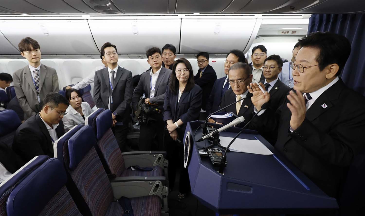 이재명 대통령이 24일(현지시간) 일본 도쿄 하네다공항 이륙 뒤 미국 워싱턴DC로 향하는 공군 1호기 기내에서 기자간담회를 하고 있다. / 연합뉴스