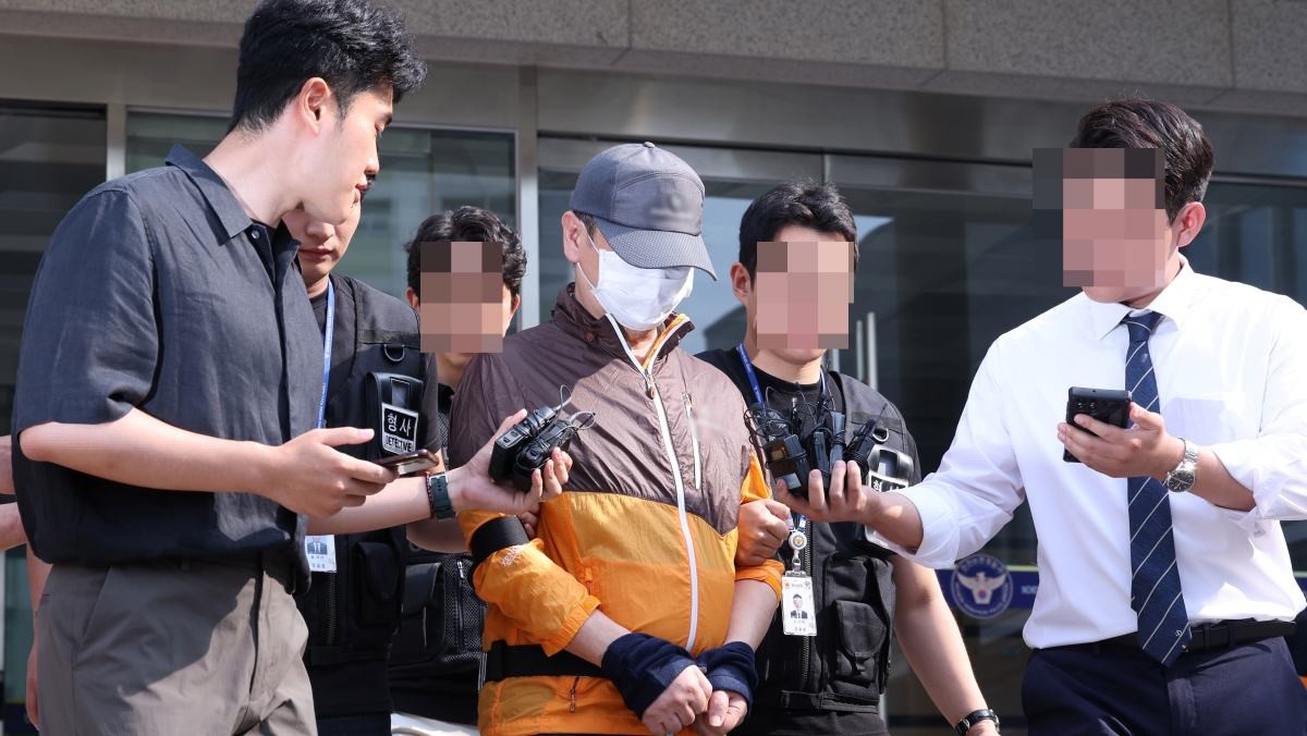 사제 총기 살해 사건 피의자 A 씨(62·남)가 지난달 30일 오전 인천논현경찰서에서 검찰로 송치되고 있다. / 뉴스1