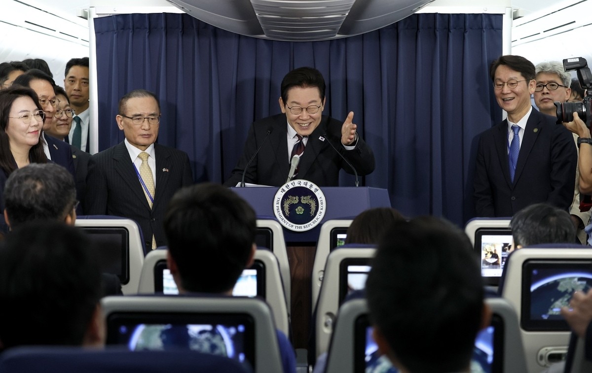 이재명 대통령이 24일(현지 시각) 일본 도쿄 하네다공항 이륙 뒤 미국 워싱턴DC로 향하는 공군 1호기 기내에서 기자간담회를 하고 있다.  / 연합뉴스