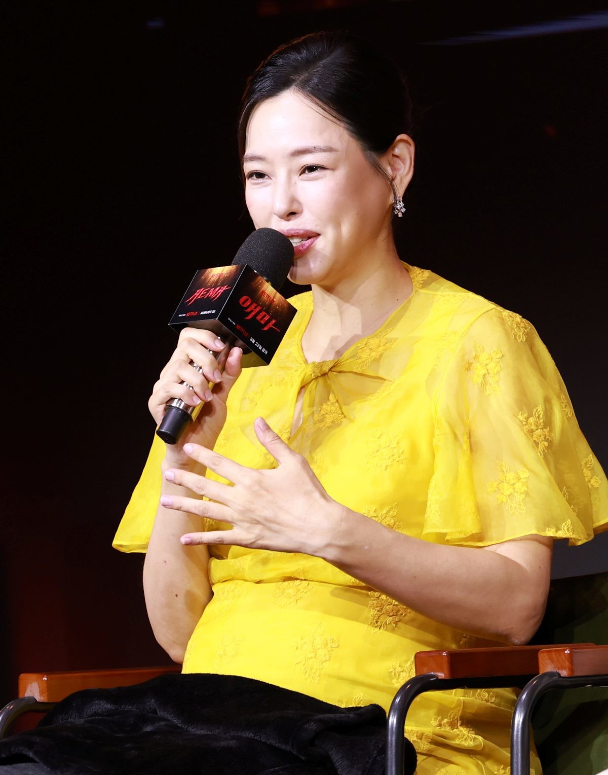 배우 이하늬가 지난 18일 열린 넷플릭스 시리즈 '애마' 제작발표회에 참석해 건강상태를 설명하고 있는 모습. / 뉴스1