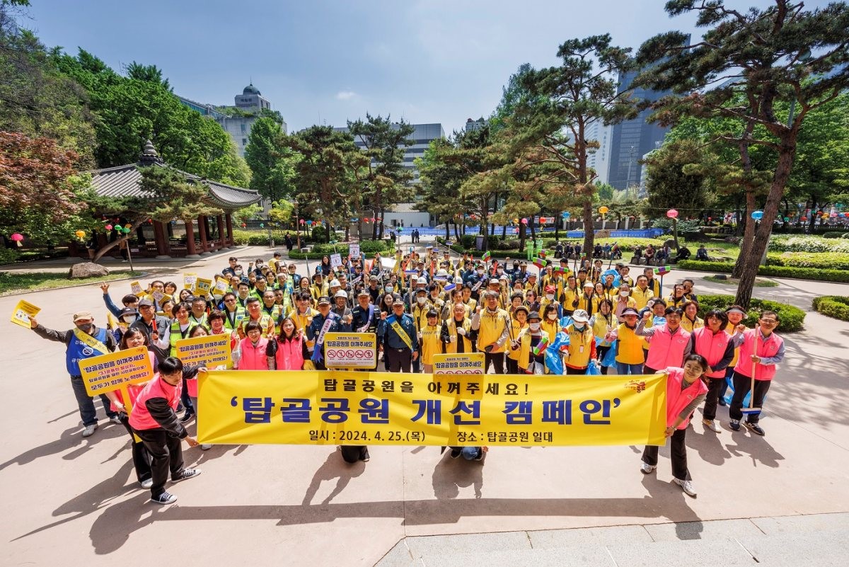 종로구는 독립운동의 정신이 깃든 탑골공원의 역사적 가치를 보존하고, 시민 모두가 쾌적하고 안전하게 공원을 이용할 수 있도록 공원 내 질서 계도에 집중하고 있다고 밝혔다 / 종로구 제공