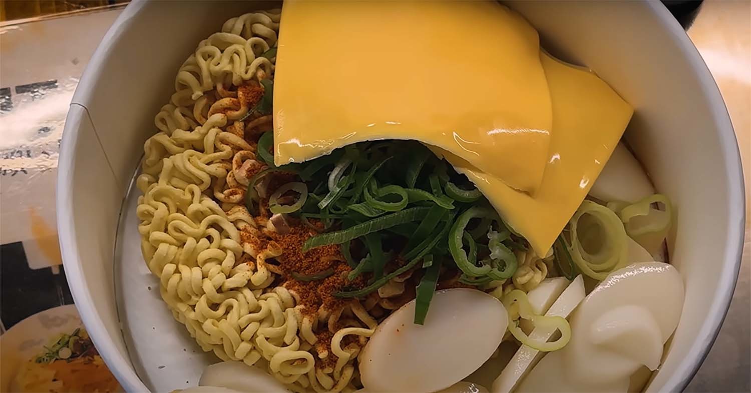 3.5달러(약 4800원)에 먹은 라면. /    '모어 베스트 에버 푸드 리뷰 쇼(More Best Ever Food Review Show)' 유튜브