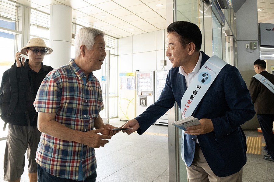 김동근 시장이 8월 22일 의정부역 3층 대합실에서 열린 ‘기후환경 챌린지’에 참가해 시민들에게 에너지 절약 캠페인 팸플릿을 전달하고 있다