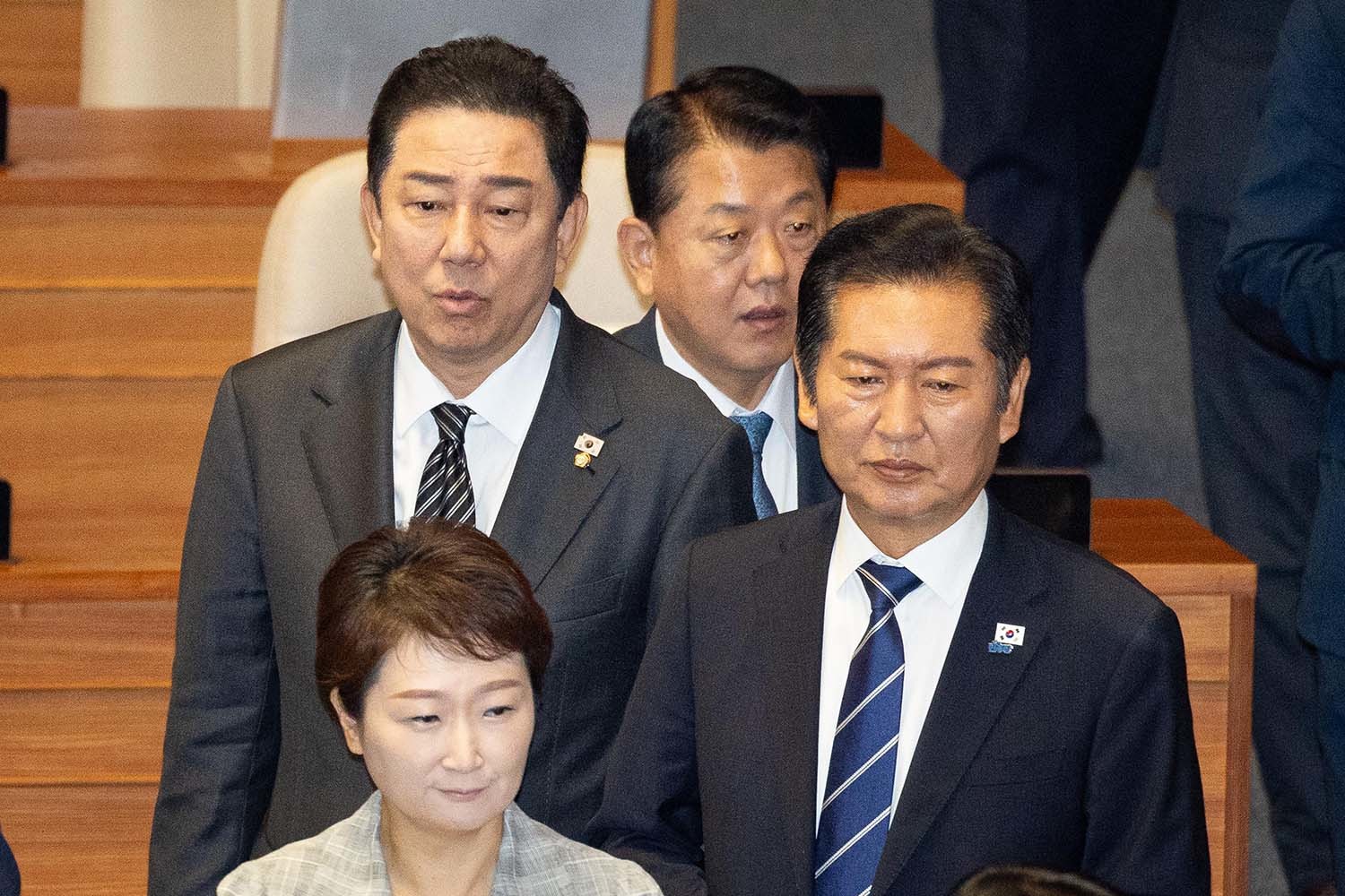 정청래(맨 오른쪽) 더불어민주당 대표와 김병기(맨 왼쪽) 원내대표가 25일 서울 여의도 국회에서 열린 제428회 국회(임시회) 제2차 본회의에서 상법 일부개정법률안에 대한 무제한 토론 종결 동의의 건 표결을 위해 이동하고 있다. / 뉴스1