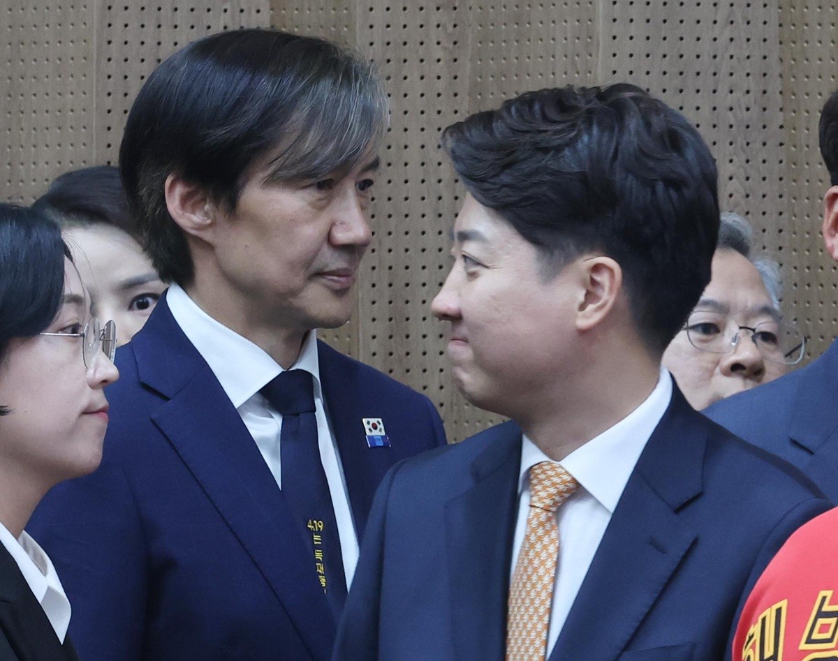 이준석 개혁신당 대표(오른쪽)와 조국 조국혁신당 혁신정책연구원장. / 뉴스1