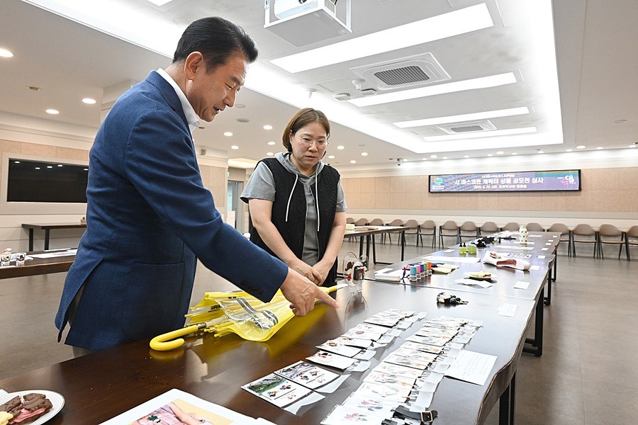 김동근 시장이 8월 22일 ‘의정부시 마스코트 캐릭터 상품 공모전’에 출품된 작품들을 둘러보고 있다
