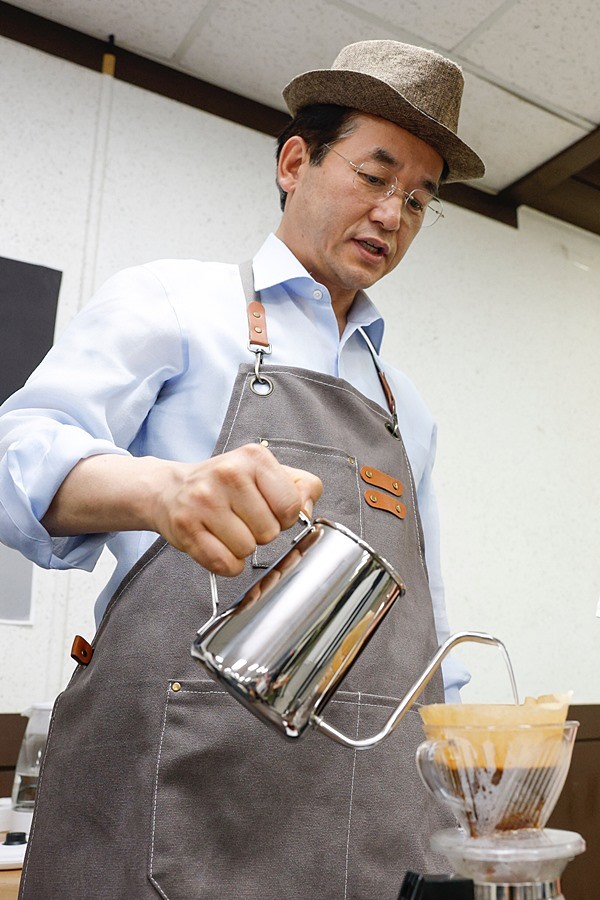 핸드드립 시연 중인 이동환 고양시장