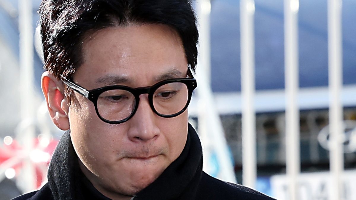 배우 고(故) 이선균이 2023년 12월 23일 인천 남동구 인천논현경찰서로 3차 소환조사를 받기 위해 도착한 모습. / 뉴스1