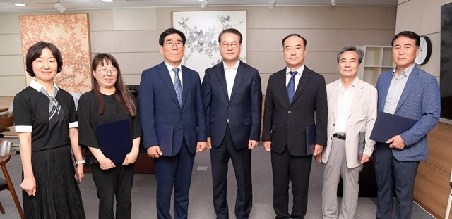 김영문 광주시 문화경제부시장((재)광주인재평생교육진흥원 이사장)이 25일 시청 비즈니스룸에서 송형길 광주인재평생교육진흥원 원장을 비롯한 이사들에게 임명장을 전달한 후 기념촬영을 하고 있다. /광주광역시 제공