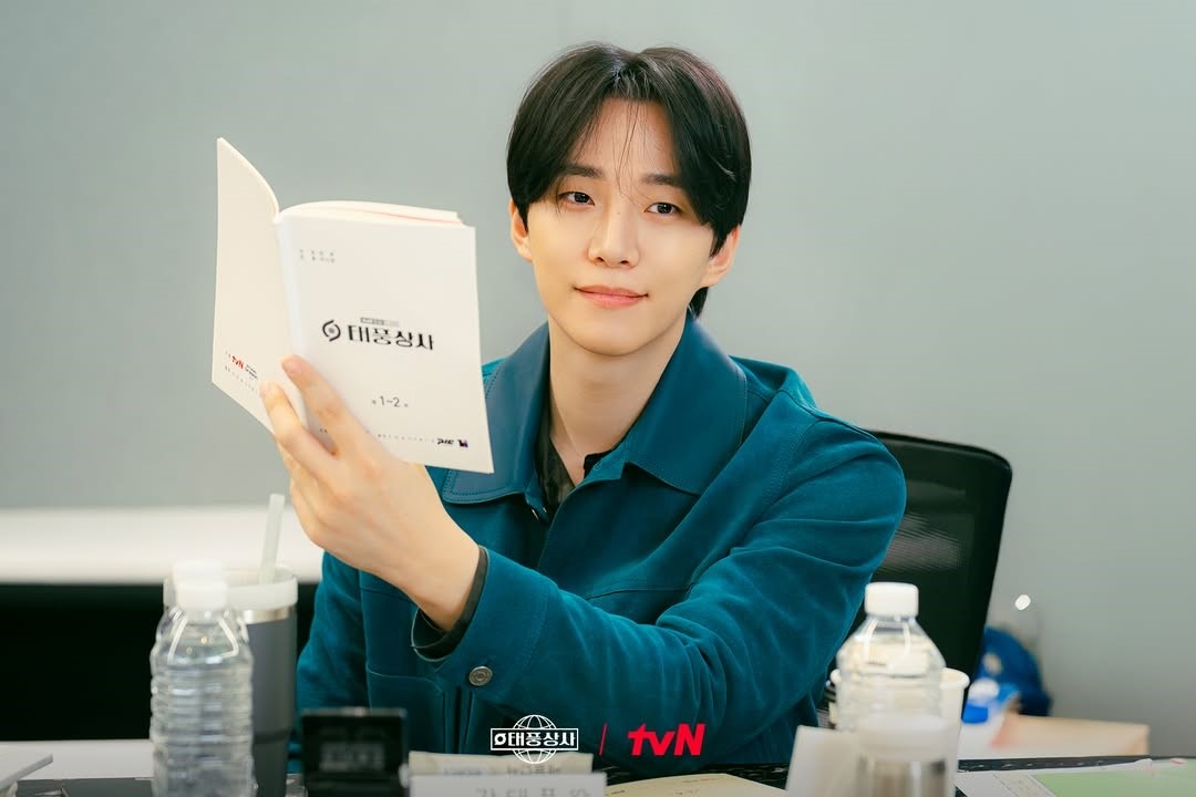 드라마 '태풍상사' 대본리딩 현장 사진. / tvN 드라마 인스타그램