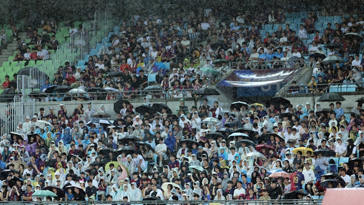 축구경기장에 모인 팬들 / 뉴스1