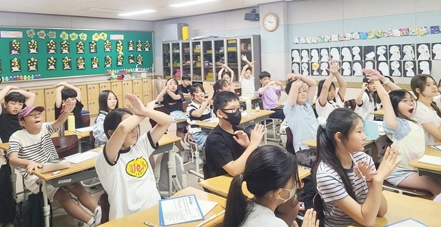 25일 왕운초등학교 학생들이 찾아가는 세계유산수업을 듣고 있다.